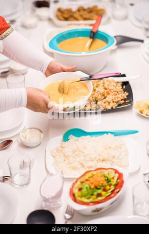Familie sammelt Essen Essen um Küchentisch Stockfoto