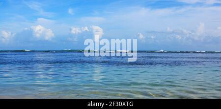 Karibisches Meer und blauer Himmel Hintergrund. Reisehintergrund. Stockfoto