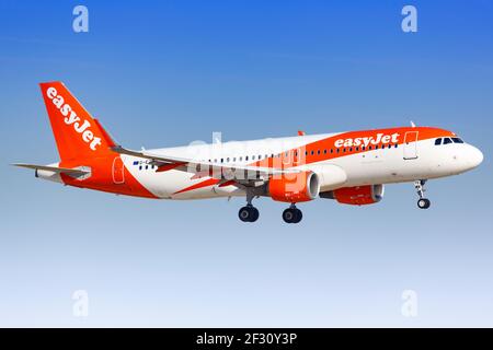 Paris, Frankreich - 16. August 2018: EasyJet Airbus A320 landet am Flughafen Paris Orly in Frankreich. Airbus ist ein europäischer Flugzeughersteller Stockfoto