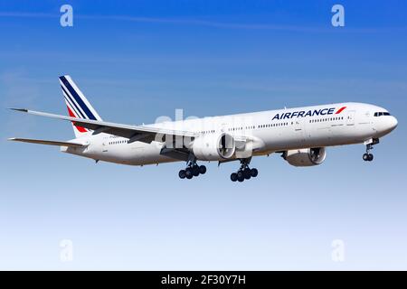 Paris, Frankreich - 16. August 2018: Air France Boeing 777 landet am Flughafen Paris Orly in Frankreich. Boeing ist ein amerikanischer Flugzeughersteller Stockfoto