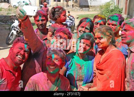 Beawar, Rajasthan, Indien, 24. März 2016: Gruppe von Menschen klickt Selfie, während sie Holi, das hinduistische Frühlingsfest der Farben, in Beawar feiern. Foto: Stockfoto