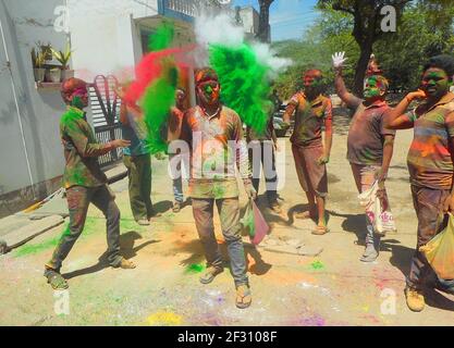 Beawar, Rajasthan, Indien, 24. März 2016: Jugendliche feiern Holi, das hinduistische Frühlingsfest der Farben, in Beawar. Foto: Sumit Saraswat Stockfoto