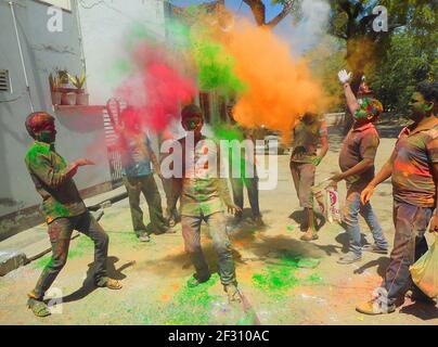 Beawar, Rajasthan, Indien, 24. März 2016: Nachtschwärmer feiern Holi, das hinduistische Frühlingsfest der Farben, in Beawar. Foto: Sumit Saraswat Stockfoto