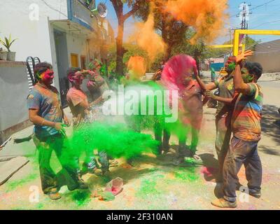 Beawar, Rajasthan, Indien, 24. März 2016: Jugendliche feiern Holi, das hinduistische Frühlingsfest der Farben, in Beawar. Foto: Sumit Saraswat Stockfoto