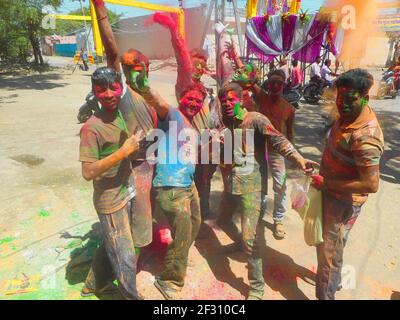 Beawar, Rajasthan, Indien, 24. März 2016: Nachtschwärmer feiern Holi, das hinduistische Frühlingsfest der Farben, in Beawar. Foto: Sumit Saraswat Stockfoto