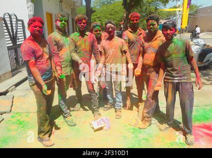 Beawar, Rajasthan, Indien, 24. März 2016: Jugendliche feiern Holi, das hinduistische Frühlingsfest der Farben, in Beawar. Foto: Sumit Saraswat Stockfoto