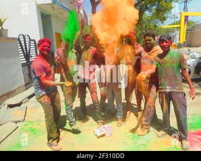 Beawar, Rajasthan, Indien, 24. März 2016: Indische Jungen feiern Holi, das hinduistische Frühlingsfest der Farben, in Beawar. Foto: Sumit Saraswat Stockfoto