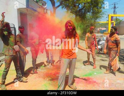 Beawar, Rajasthan, Indien, 24. März 2016: Jugendliche feiern Holi, das hinduistische Frühlingsfest der Farben, in Beawar. Foto: Sumit Saraswat Stockfoto