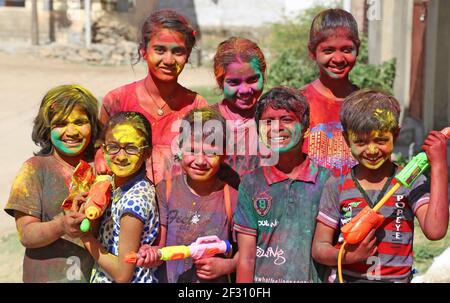 Beawar, Rajasthan, Indien, 24. März 2016: Indische Kinder sprühen mit Wasserpistole gefärbt, wie sie Holi feiern, die hinduistischen Frühlingsfest der Farben, in Stockfoto