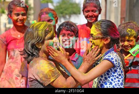 Beawar, Rajasthan, Indien, 24. März 2016: Indische Teenager-Mädchen tragen farbiges Pulver "Gulal" auf einander, um Holi, das hinduistische Frühlingsfest zu feiern Stockfoto