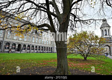 Außenansicht des Trinity College einschließlich des Campanile, einem ikonischen Wahrzeichen auf dem Parliament Square in Dublin, Irland. Stockfoto