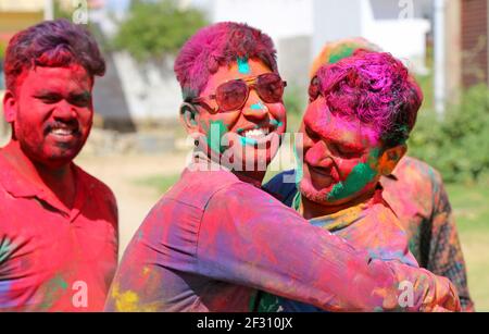 Beawar, Rajasthan, Indien, 24. März 2016: Indische Jugendliche feiern Holi, das hinduistische Frühlingsfest der Farben, in Beawar. Foto: Sumit Saraswat Stockfoto