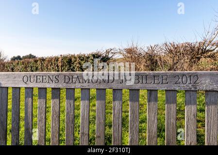 Queen's Diamond Jubilee 2012 geschnitzte Holzbank in Canewdon, Essex, Großbritannien. Ländliches Dorf Stockfoto