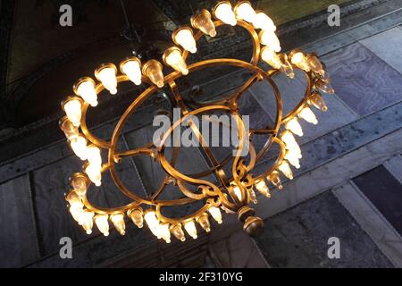Kronleuchter der Hagia Sophia. Es ist eine griechisch-orthodoxe Kirche, später eine kaiserliche Moschee und jetzt ein Museum in Istanbul, Türkei Stockfoto