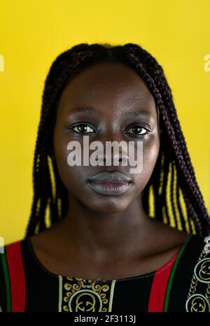 Junge schwarze afrikanische Frau Nahaufnahme ein Porträt Stockfoto