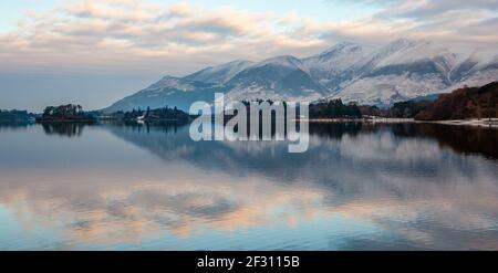 Blick über den See mit Schnee auf Hügeln im Hintergrund 6243 Stockfoto