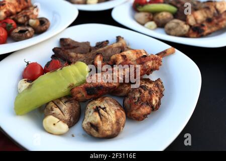 Teller mit gegrilltem Fleisch und Gemüse im Restaurant Stockfoto