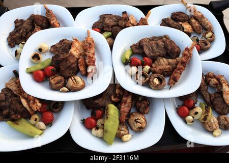 Teller mit gegrilltem Fleisch und Gemüse im Restaurant Stockfoto