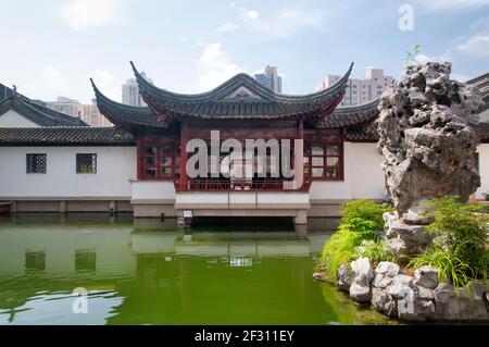 Die konfuzius-Halle, um dem Regen mit Blick auf den Himmel zu lauschen und den Pool der Wolkenspiegelung im shanghai konfuzius-Tempel in shanghai china. Stockfoto