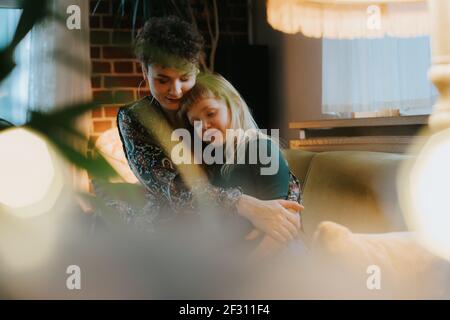 Mutter und ihre Tochter umarmen sich gegenseitig Stockfoto