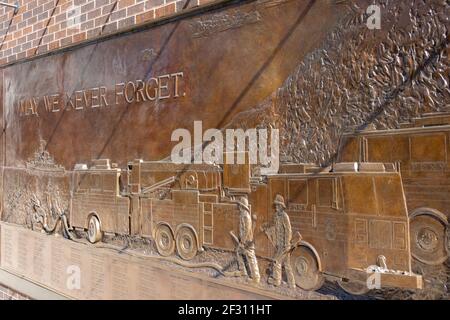 Die FDNY Memorial Wall in Lower Manhattan ehrt die Feuerwehrleute, die am 9/11 im World Trade Center, New York City, USA ihr Leben verloren haben Stockfoto