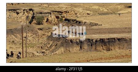 Weihnachten APPEALSenden Sie eine Kuh--- die vernarbte raue Landschaft in Lesotho. Wo niedrige Niederschläge und schwere Erosion macht Anbau von Pflanzen oder Fütterung einer Familie eine kontinuierliche bergauf kämpfen. Foto von David Sandison November 2004 Stockfoto