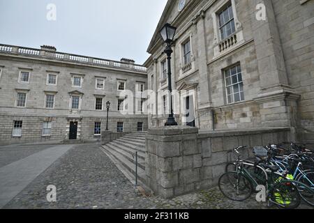 Studenten Fahrräder auf dem Gelände des renommierten Trinity College in Dublin, Irland geparkt. Stockfoto