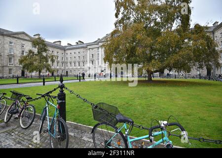 Studenten Fahrräder auf dem Gelände des renommierten Trinity College in Dublin, Irland geparkt. Stockfoto