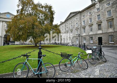 Studenten Fahrräder auf dem Gelände des renommierten Trinity College in Dublin, Irland geparkt. Stockfoto