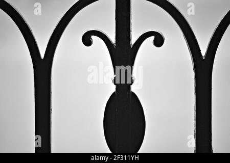 Handgefertigtes, eisernes Eingangstor im Trinity College in Dublin, Irland. Stockfoto