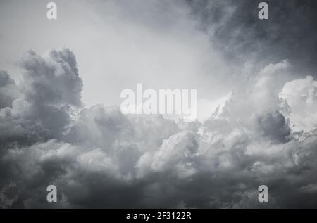 Dunkler Stürmischer Himmel Natur Hintergrund. Eingehende Storm Cloudscape. Stockfoto
