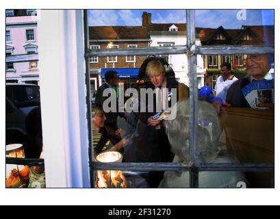 BORIS JOHNSON KONSERVATIVER KANDIDAT FÜR HENLEY AUS UND ÜBER TREFFEN UND GRÜSST DIE ÖFFENTLICHKEIT IN HENLEY AN DER THEMSE ALS ER SEINE KAMPAGNE BEGINNT, DIE ALS KANDIDAT FÜR STEHT DER KONSERVATIVE PARTYPIC DAVID SANDISON 11/5/2002 Stockfoto