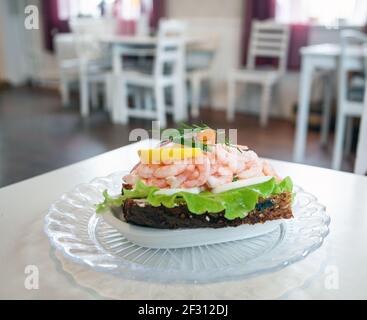 Traditionelles schwedisches Garnelensandwich serviert in sigridslund årdala schweden Foto: Bo Arrhed Stockfoto
