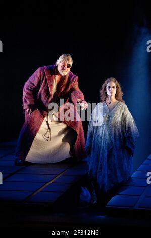 Phillip Joll (Wotan), Evelyn Krahe (Erde) in SIEGFRIED von Wagner an der Longborough Festival Opera, Gloucestershire, England 23/07/2011 Leitung: Anthony Negus Gestaltung: Kjell Torriset Beleuchtung: Guy Hoare Regie: Alan Privett Stockfoto