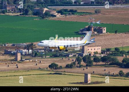 Palma de Mallorca, Spanien - 11. Mai 2018: Vueling Airbus A320 landet auf dem Flughafen Palma de Mallorca in Spanien. Airbus ist ein europäischer Flugzeugmensch Stockfoto