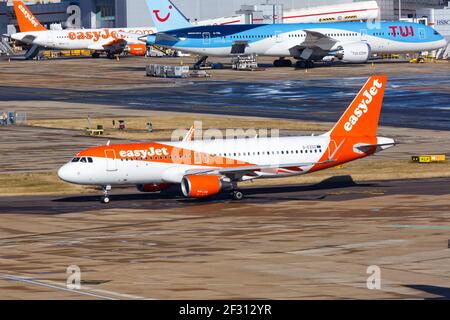 Gatwick, Vereinigtes Königreich - 31. Juli 2018: Ein Airbus A320 der easyJet mit dem Kennzeichen G-EZOZ auf dem Flughafen London Gatwick (LGW) im Vere Stockfoto