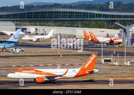 Gatwick, Vereinigtes Königreich - 31. Juli 2018: Ein Airbus A320 der easyJet Europe mit dem Kennzeichen OE-IJA auf dem Flughafen London Gatwick (LGW) Stockfoto