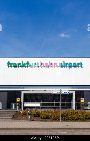 Lautzenhausen, Deutschland - 27. Juli 2018: Terminalgebäude am Flughafen Frankfurt Hahn in Deutschland. Stockfoto