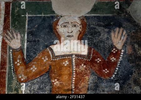 Eine Frau mit erhobenen Händen vor Entsetzen oder Unterwerfung. Detail von 1300s Fresko in der Chiesa di Santa Maria del Tiglio, einer romanischen Kirche am Comer See in Gravedona, Lombardei, Italien. Das ganze Bild zeigt, wie die Frau ihren Mann Julian findet, der seine schlafenden Eltern in dem Glauben erstochen hat, dass das im Bett liegende Paar seine Frau und ein Liebhaber war. Julian wurde die Absolution erteilt und erlöste sich durch die Gründung von Krankenhäusern für die Armen, was seine Heiligsprechung zum hl. Er ist der Schutzpatron der reformierten Mörder. Stockfoto