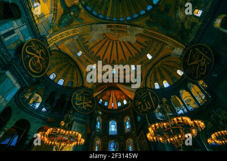 Istanbul Türkei - 2,4.2021: Das Innere der Hagia Sophia. Große Moschee der Hagia Sophia in Istanbul. Reise nach Istanbul. Ehemalige Kirche. Ramadan und kandil Stockfoto
