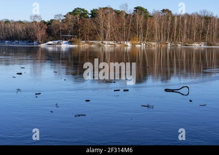 Ein Spaziergang im Naherholungsgebiet sechs-Seen-Platte in Duisburg Wedau An einem sonnigen und kalten Wintertag Stockfoto