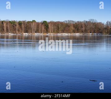 Ein Spaziergang im Naherholungsgebiet sechs-Seen-Platte in Duisburg Wedau An einem sonnigen und kalten Wintertag Stockfoto