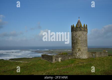 Irische Landschaft mit Panoramablick auf Doonagore Castle mit Blick auf den Atlantik in der Landschaft von Doolin County Clare, Irland. Stockfoto