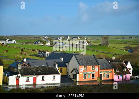 Landschaft mit bunten Reethäusern und lokalen Kunsthandwerksläden entlang des Wild Atlantic Way in Doolin, County Clare, Irland. Stockfoto