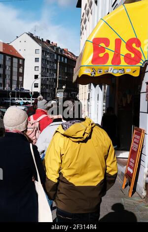 Leute stehen vor der Eisdiele Schlange Stockfoto