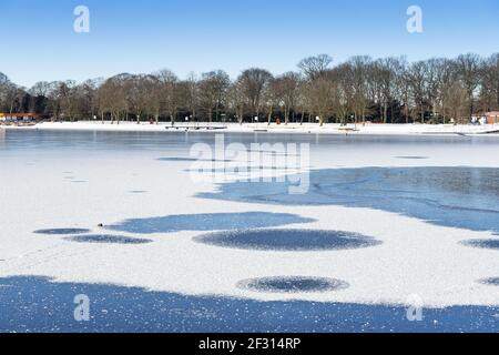 Ein Spaziergang im Naherholungsgebiet sechs-Seen-Platte in Duisburg Wedau An einem sonnigen und kalten Wintertag Stockfoto