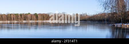 Ein Spaziergang im Naherholungsgebiet sechs-Seen-Platte in Duisburg Wedau An einem sonnigen und kalten Wintertag Stockfoto