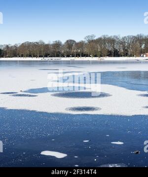 Ein Spaziergang im Naherholungsgebiet sechs-Seen-Platte in Duisburg Wedau An einem sonnigen und kalten Wintertag Stockfoto