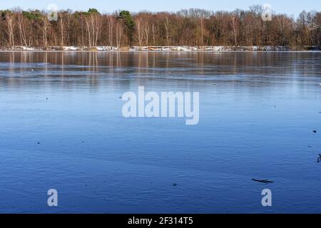 Ein Spaziergang im Naherholungsgebiet sechs-Seen-Platte in Duisburg Wedau An einem sonnigen und kalten Wintertag Stockfoto