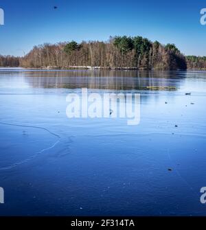 Ein Spaziergang im Naherholungsgebiet sechs-Seen-Platte in Duisburg Wedau An einem sonnigen und kalten Wintertag Stockfoto